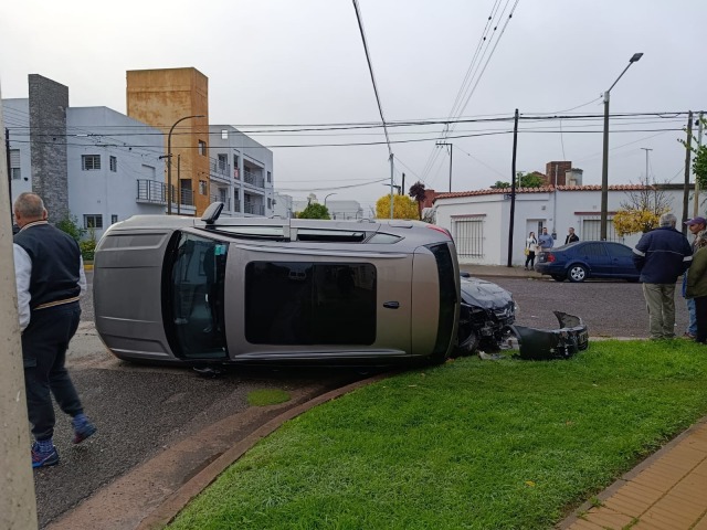Violento choque y vuelco en el barrio San Vicente